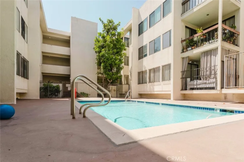 1305 N Columbus Avenue #204 photo 33