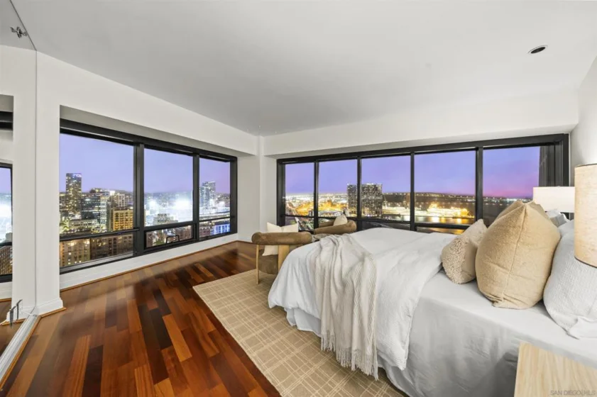 200 Harbor #2701 photo 1