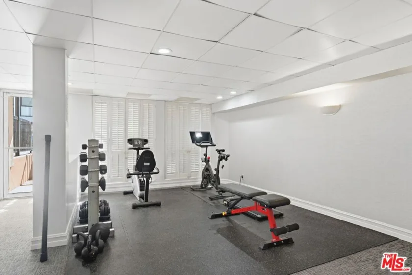 906 N Doheny Drive #221 photo 25