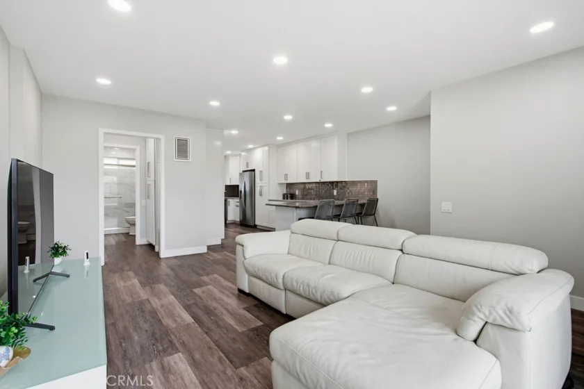 1860 W Glenoaks #L photo 17