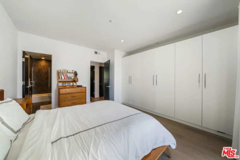 960 N Doheny Drive #301 photo 32