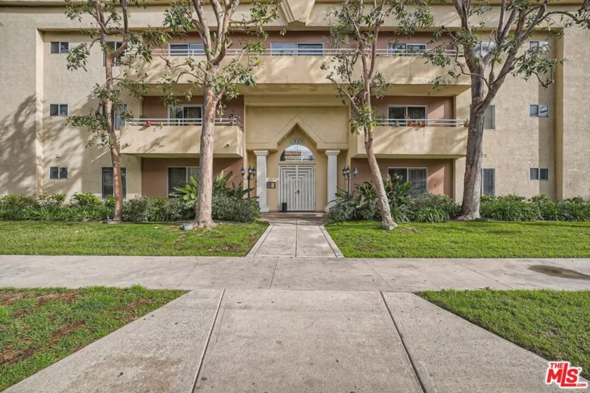 4358 Mammoth Avenue #8 photo 1