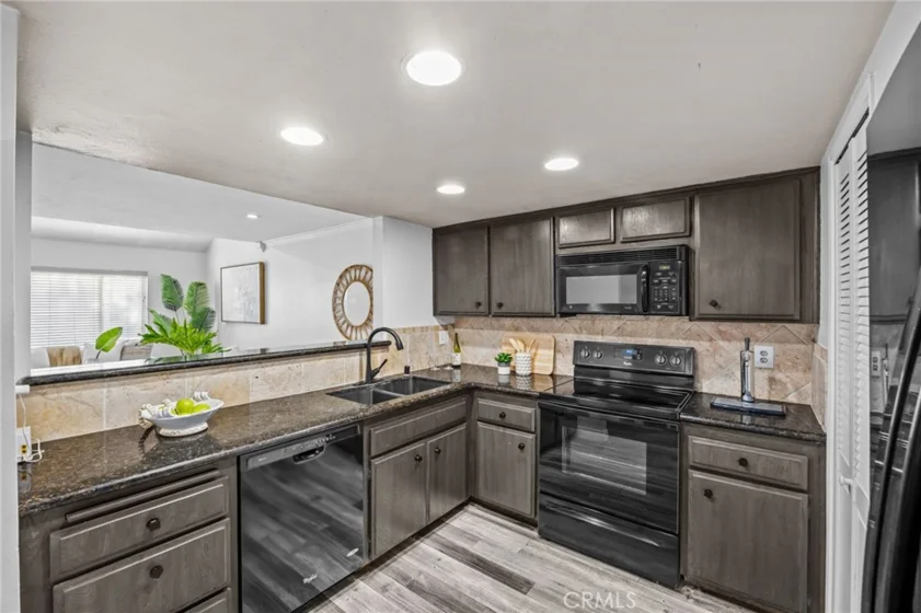 18741 Applewood photo 11