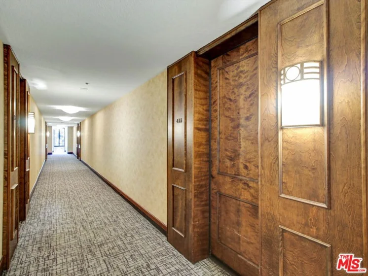 121 S Hope Street #433 photo 39