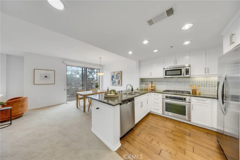 931 E Walnut #307 photo 2