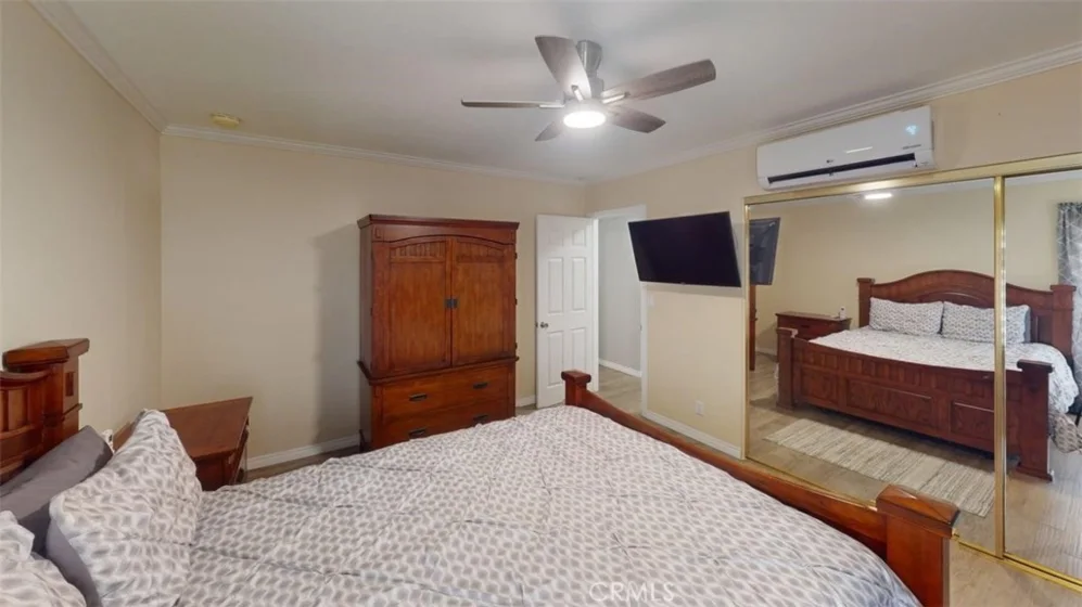 11043 Sherman Way photo 4