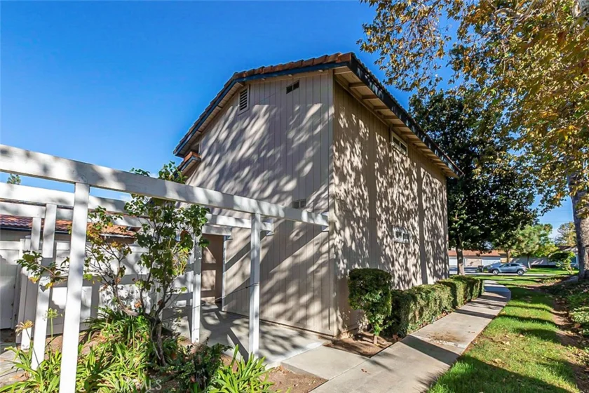 1060 Border Avenue photo 1
