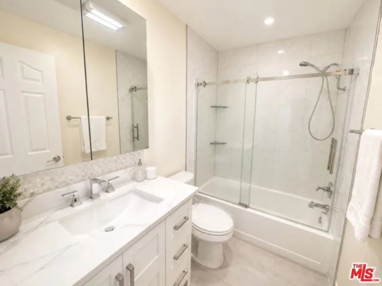 5009 Woodman Avenue #202 photo 9