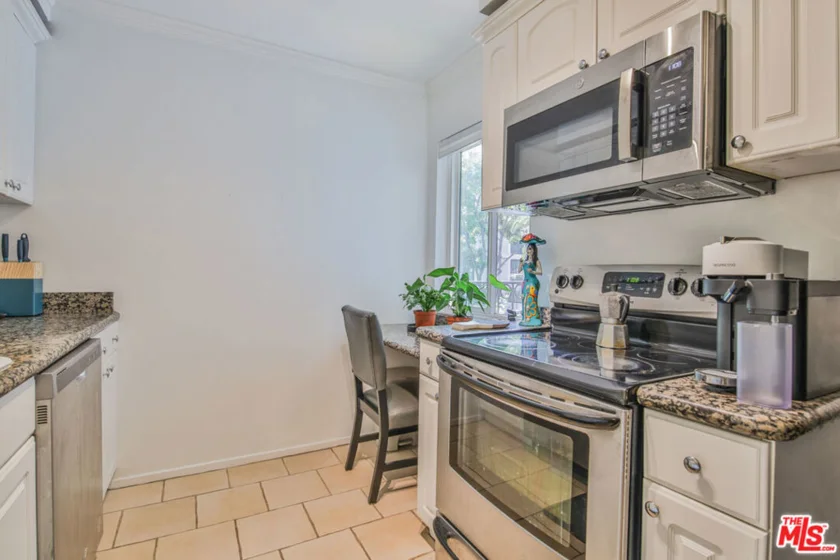 625 N Flores Street #102 photo 21