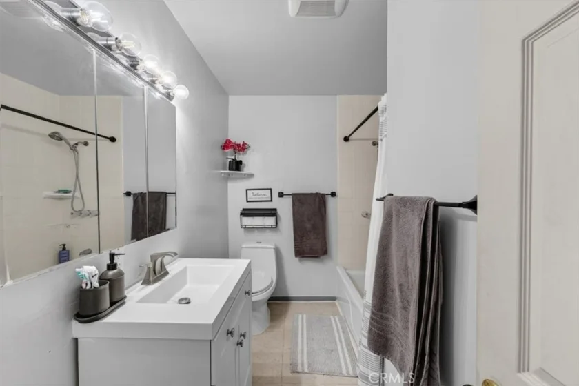 8788 Valley View #C photo 18