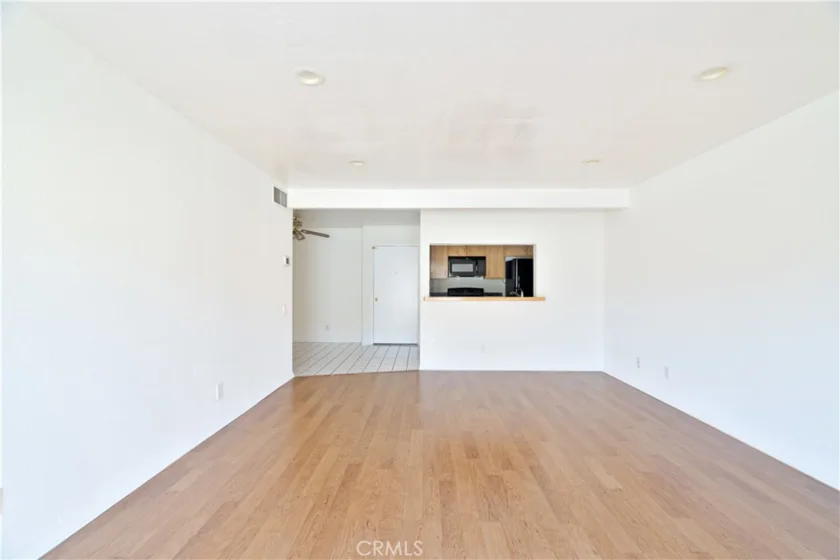 5460 White Oak Avenue #E129 photo 2