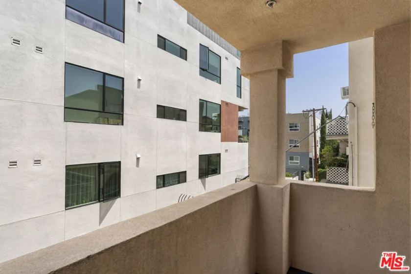 5057 Maplewood Avenue #202 photo 4