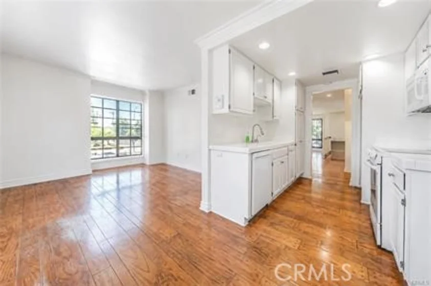 18100 Burbank Boulevard #14 photo 4