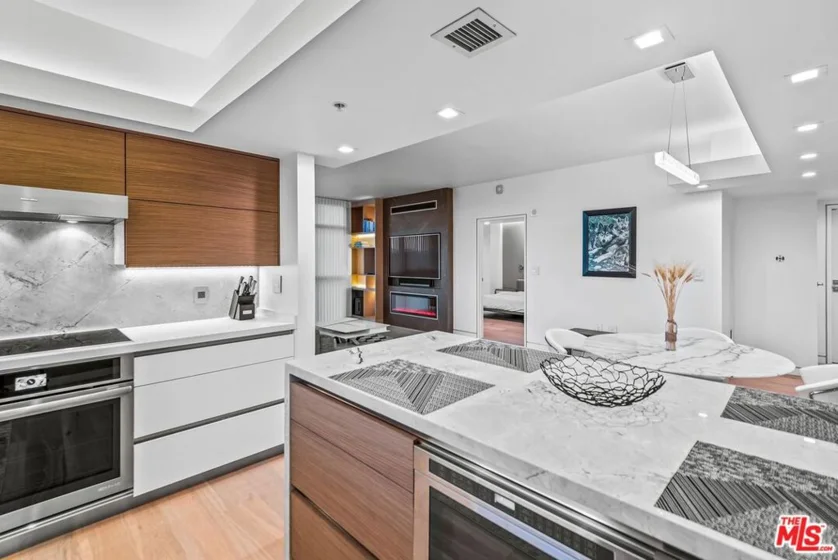 13700 Marina Pointe Drive #617 photo 3