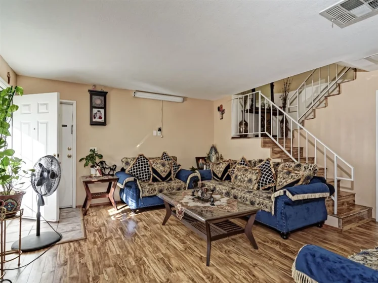 572 Hart Drive photo 1