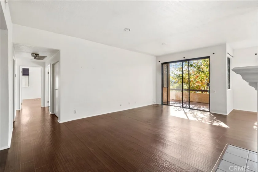 13214 Moorpark Street #302 photo 1