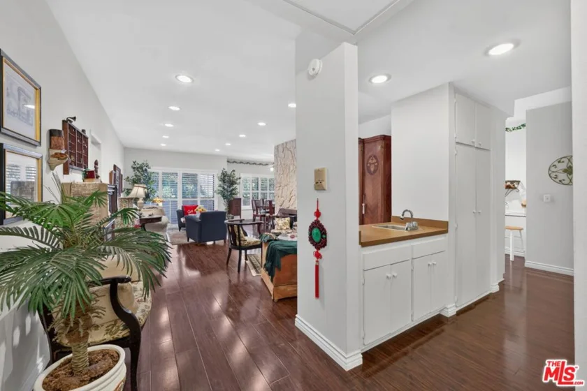 1944 Glendon Avenue #110 photo 6