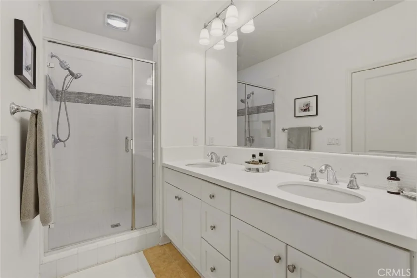 240 Mayfair photo 6