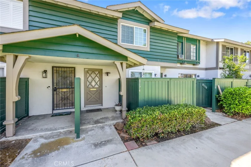 8174 Glengarry Green photo 2