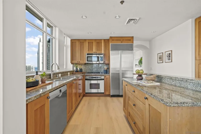 700 W Harbor #2501 photo 25