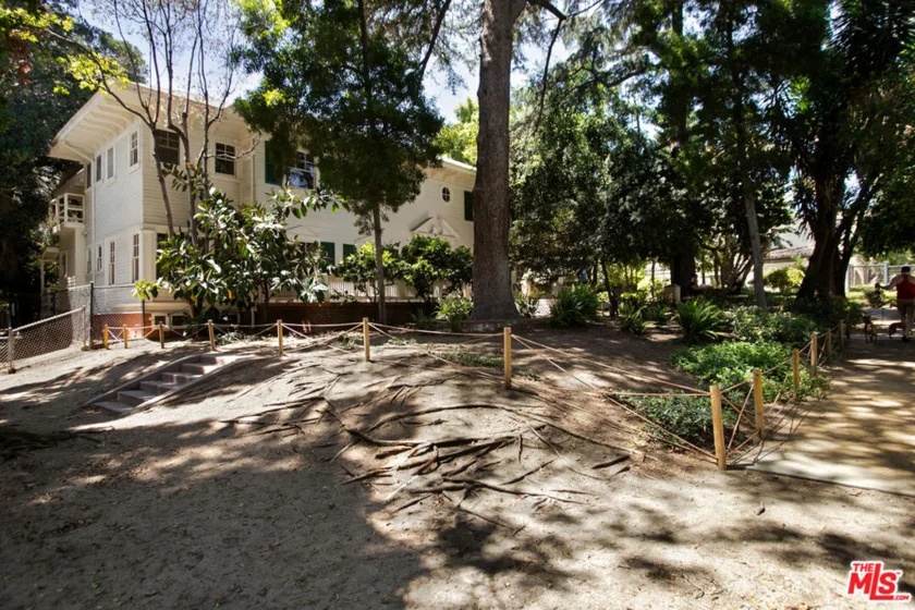 1426 N Laurel Avenue #110 photo 46
