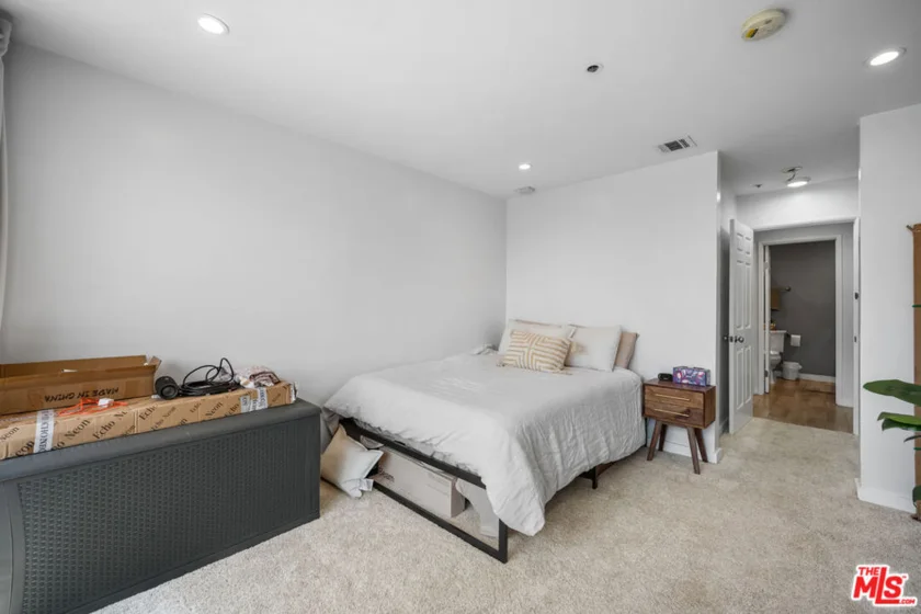 121 S Hope Street #517 photo 44