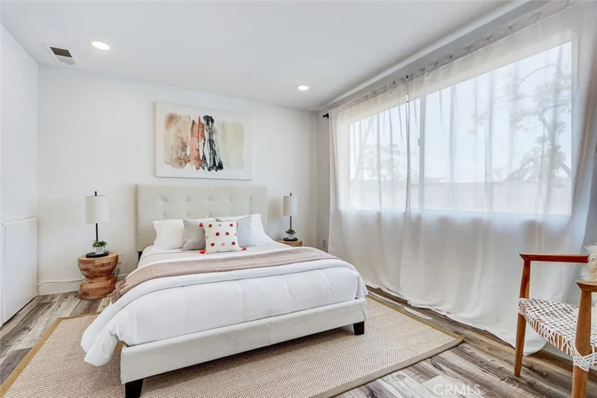 984 Granville photo 28