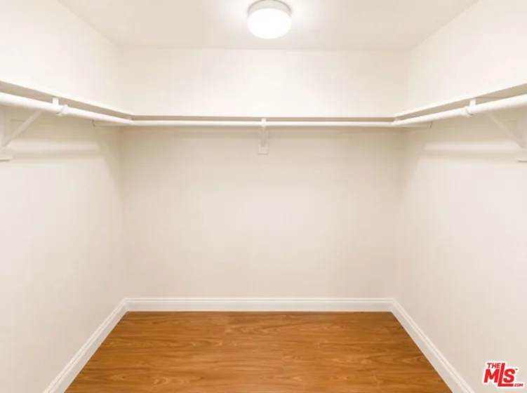 5009 Woodman Avenue #202 photo 8