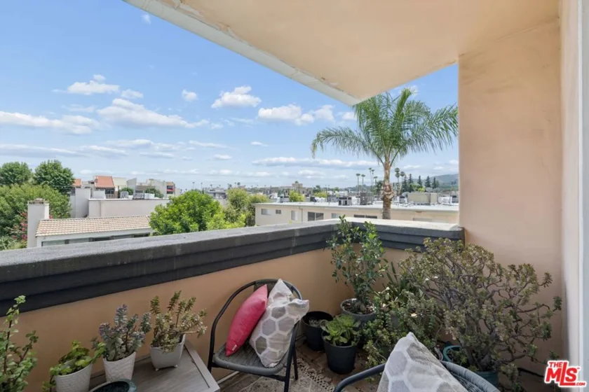 5224 Zelzah Avenue #209 photo 31