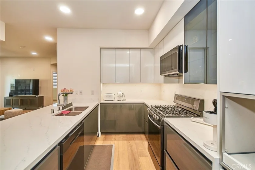 820 S Wilton Place #304 photo 5