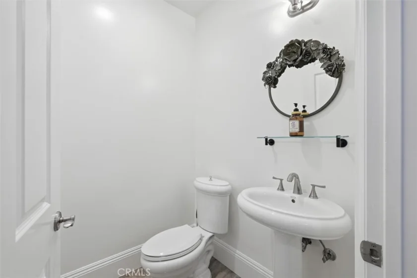 143 N Arnaz Drive #105 photo 24