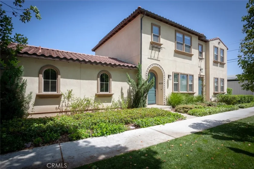 909 Brown Street photo 1
