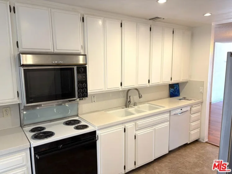 450 S Maple Drive #403 photo 6
