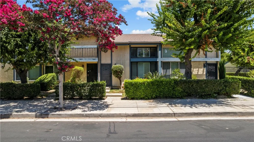 16745 Vanowen photo 1