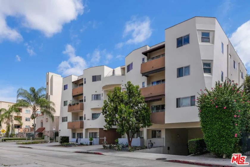 5016 Bakman Avenue #401 photo 1