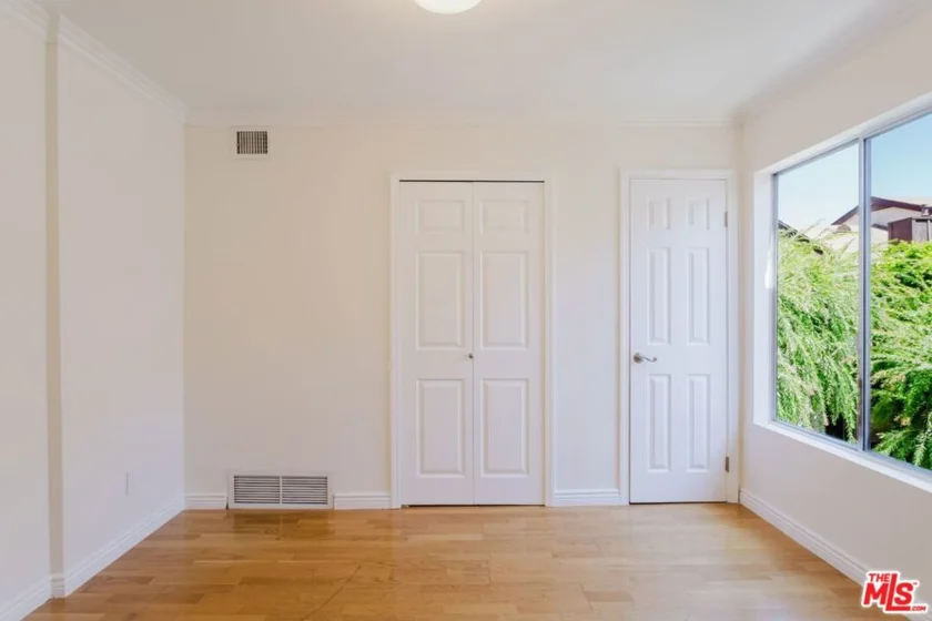 14980 Victory Boulevard #201 photo 15