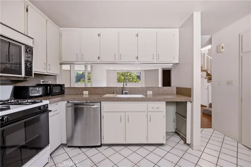 17943 Magnolia Boulevard #16 photo 20
