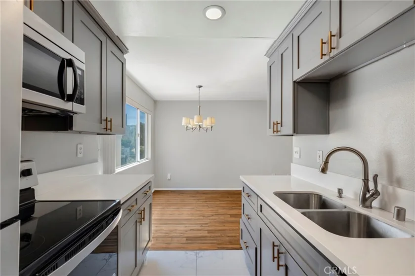 12801 Moorpark Street #303 photo 8