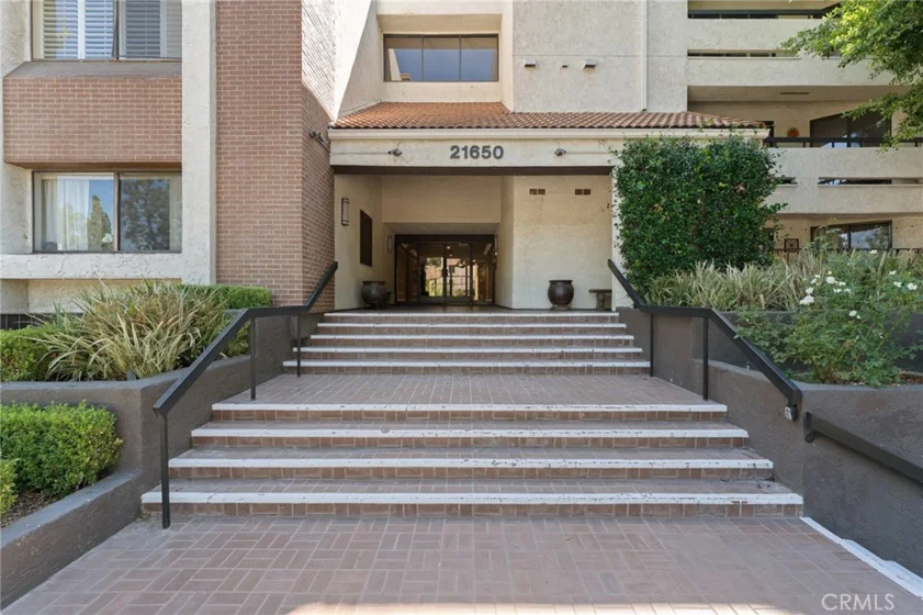21650 Burbank #203 photo 1