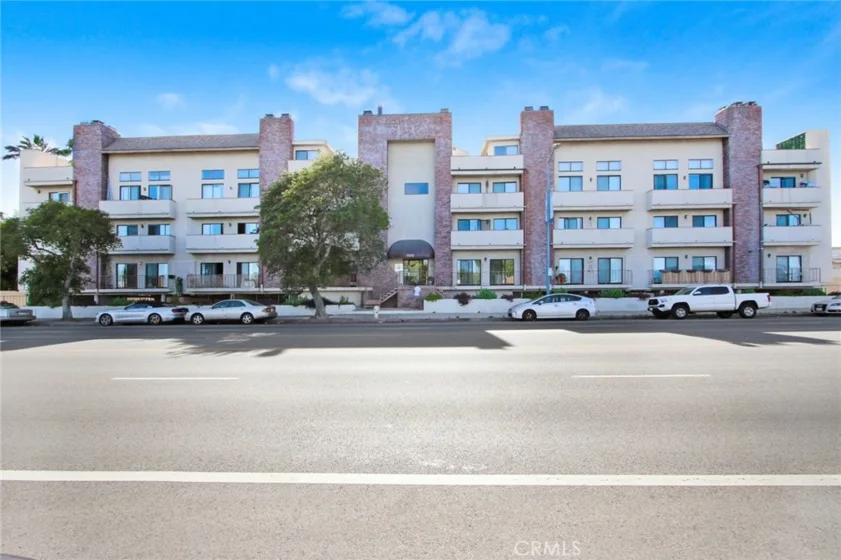 7515 Winnetka Avenue #102 photo 1