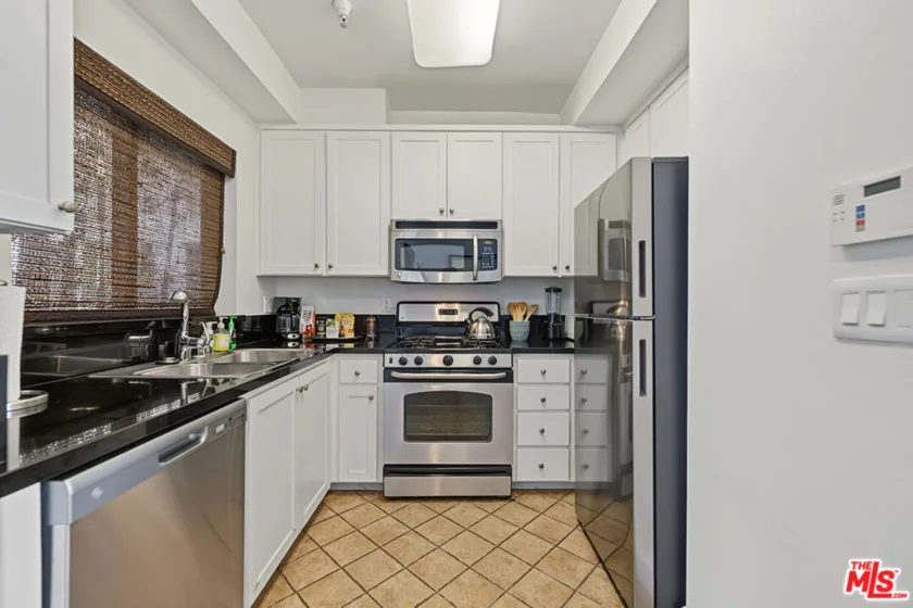 6038 Carlton Way #305 photo 7