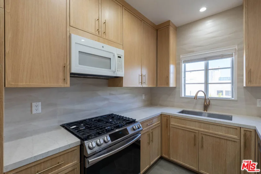 5135 Zelzah Avenue #305 photo 8