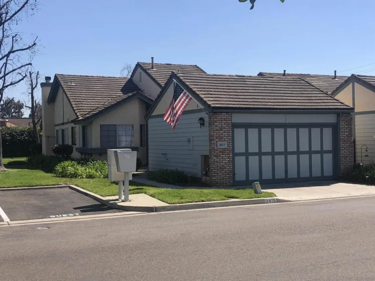 2415 Hawthorn Glen photo 1