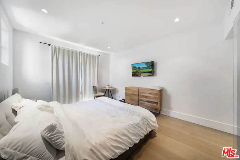960 N Doheny Drive #301 photo 23