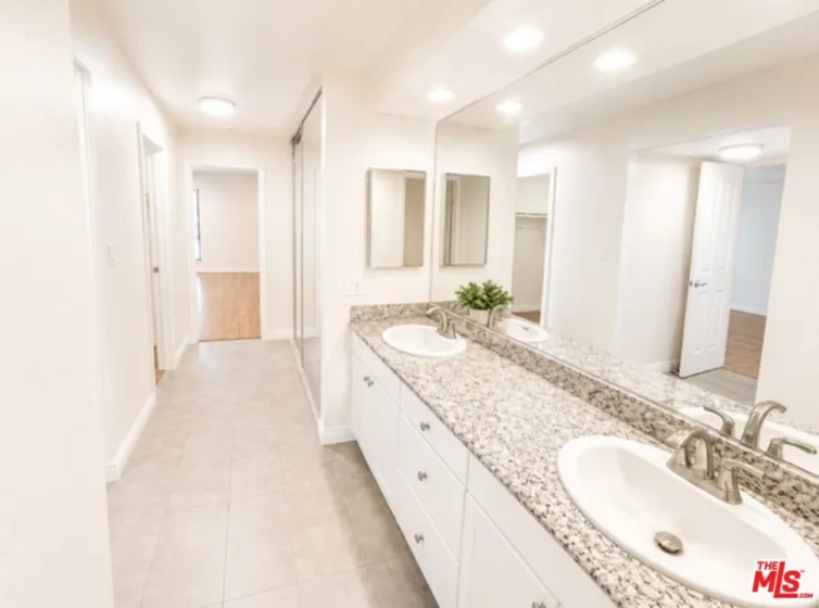 5009 Woodman Avenue #202 photo 7