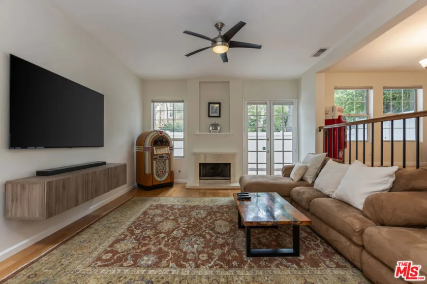 20950 Oxnard Street #10 photo 4