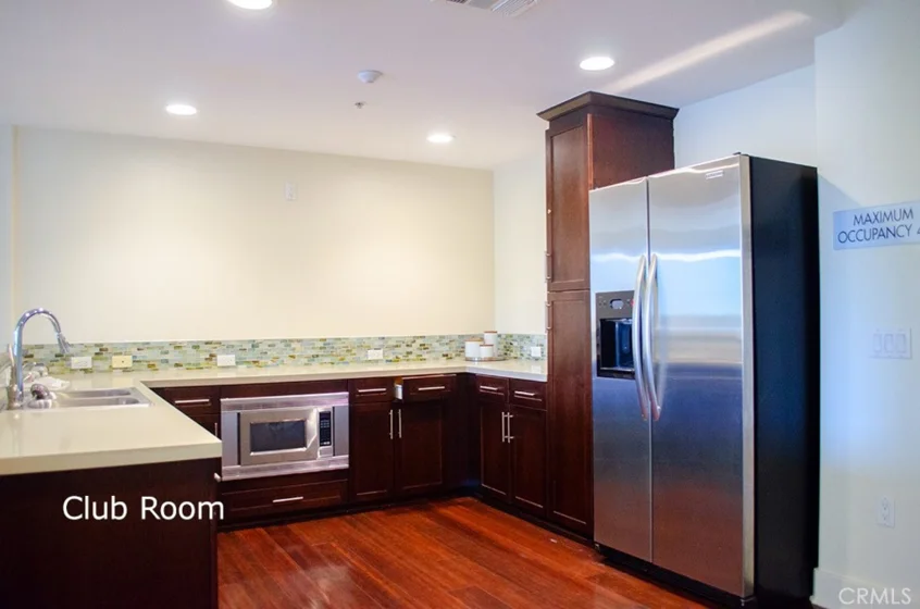 931 E Walnut Street #316 photo 28