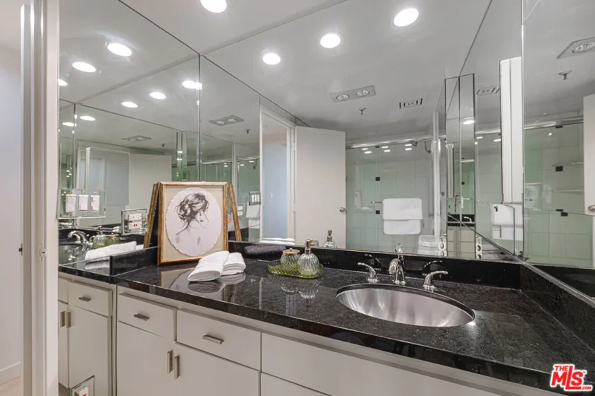 10445 Wilshire Boulevard #1402 photo 31