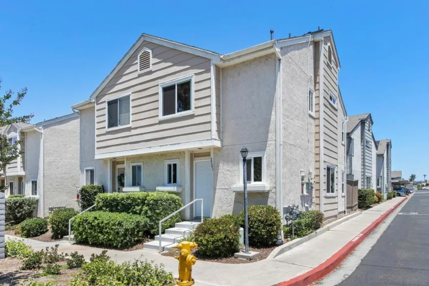 2301 Kings View Circle photo 1