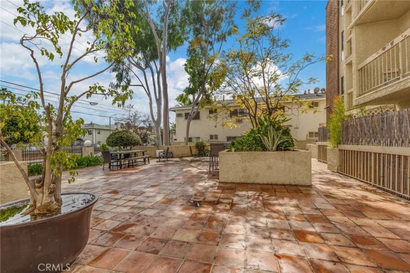 5143 Bakman Avenue #412 photo 1